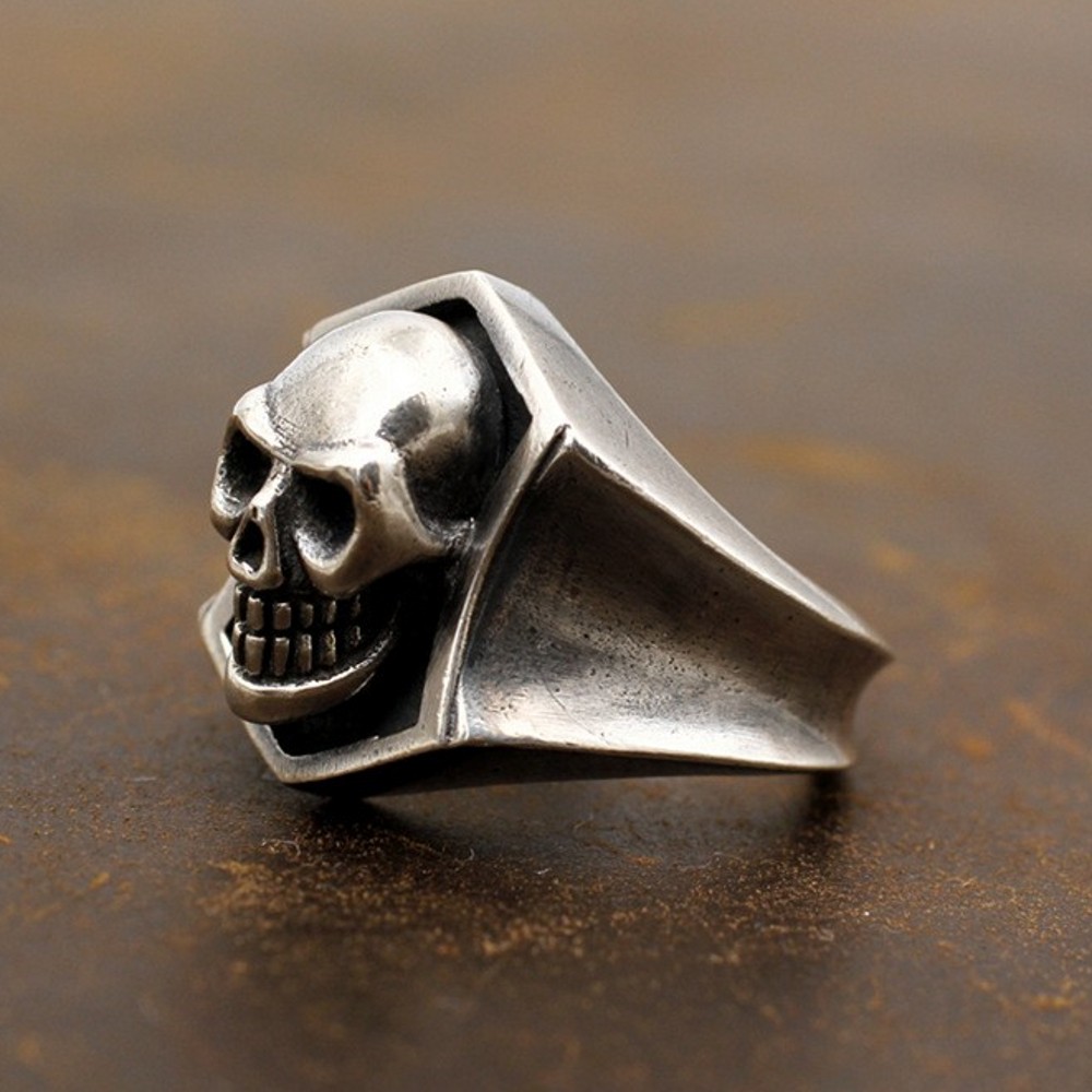 the-baron-a-handmade-retro-skull-ring-in-solid-925-silver-3.jpg